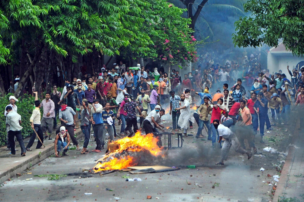 Violence shuts 300 Bangladesh garment factories