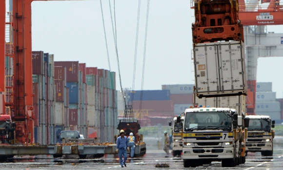 Japan exports to US jump, trade deficit widens
