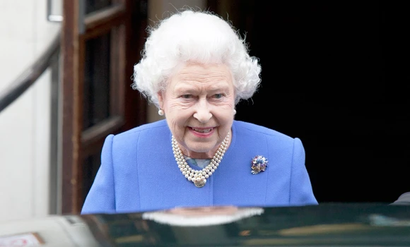 Queen Elizabeth II visits husband Philip in hospital