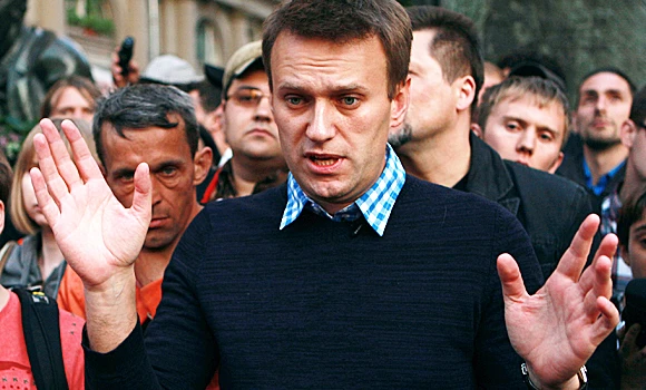 Police raid homes of Putin foes on eve of mass march