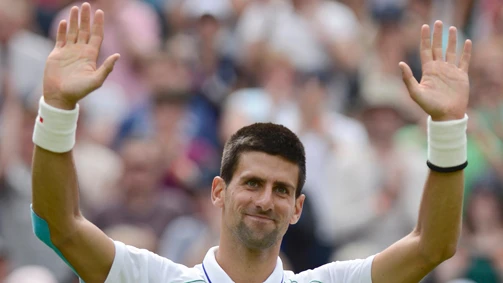 Venus crashes, Djokovic, Sharapova untroubled