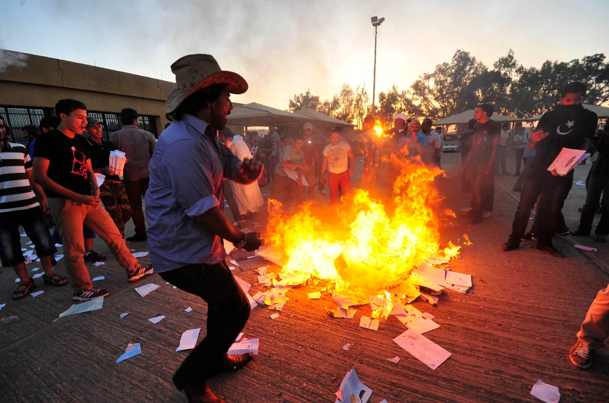 Militiamen attack Libya election commission