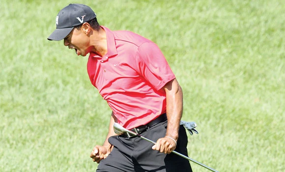 Tiger roars to 73rd win, ties Nicklaus