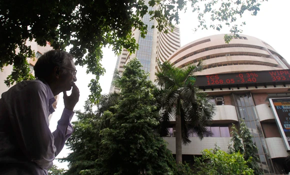 India holds rates unchanged
despite slowing growth