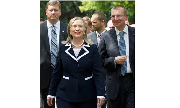 Globe-trotting Clinton reaches 100-country mark
