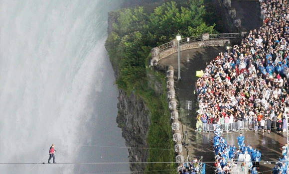 Tightrope walker conquers Niagara Falls
