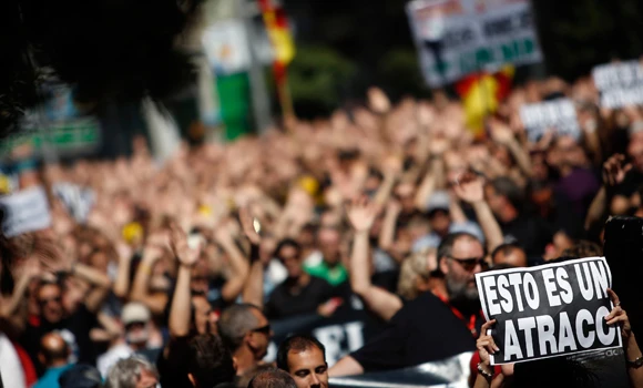 Spanish civil servants try to march on Parliament
