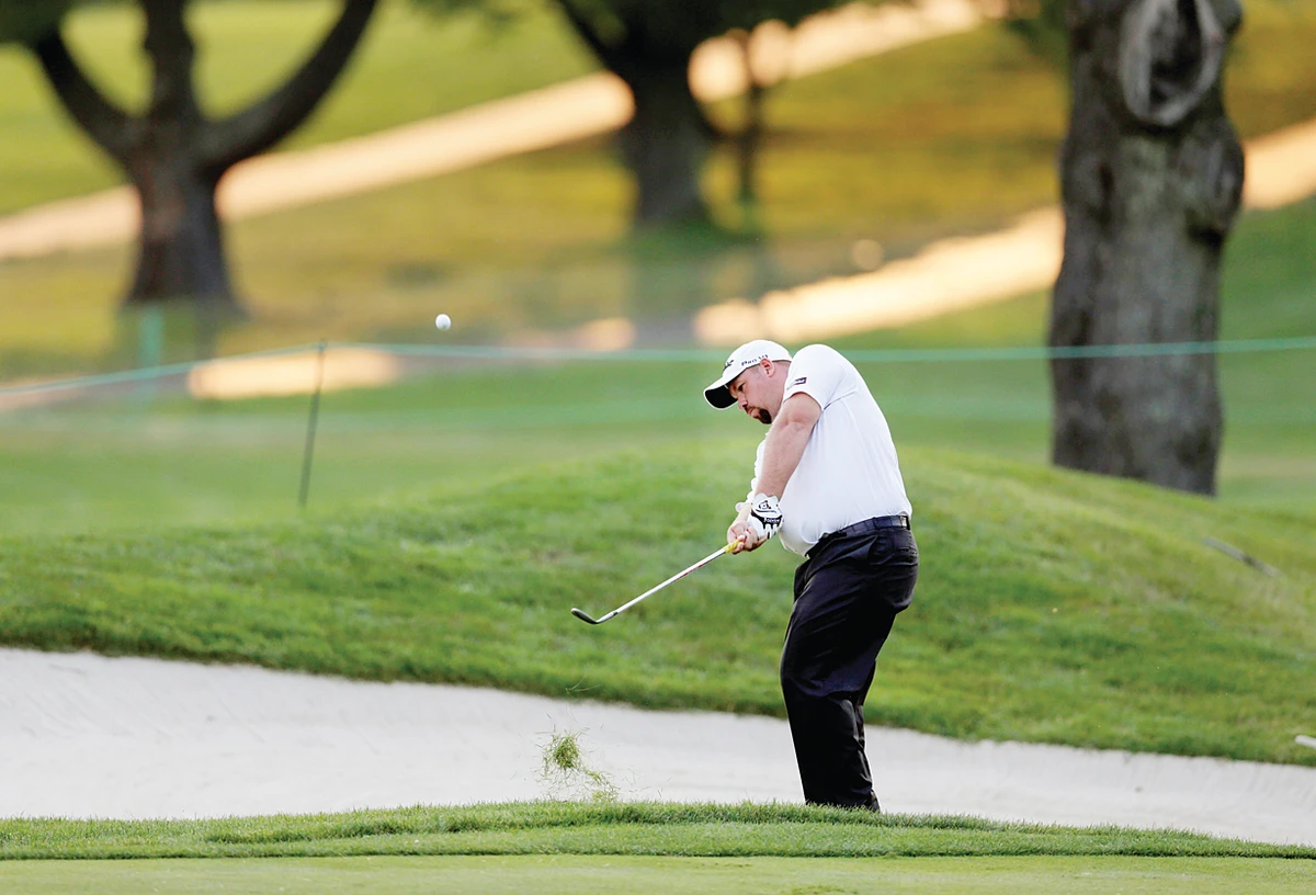 De Jonge takes lead, Tiger one back