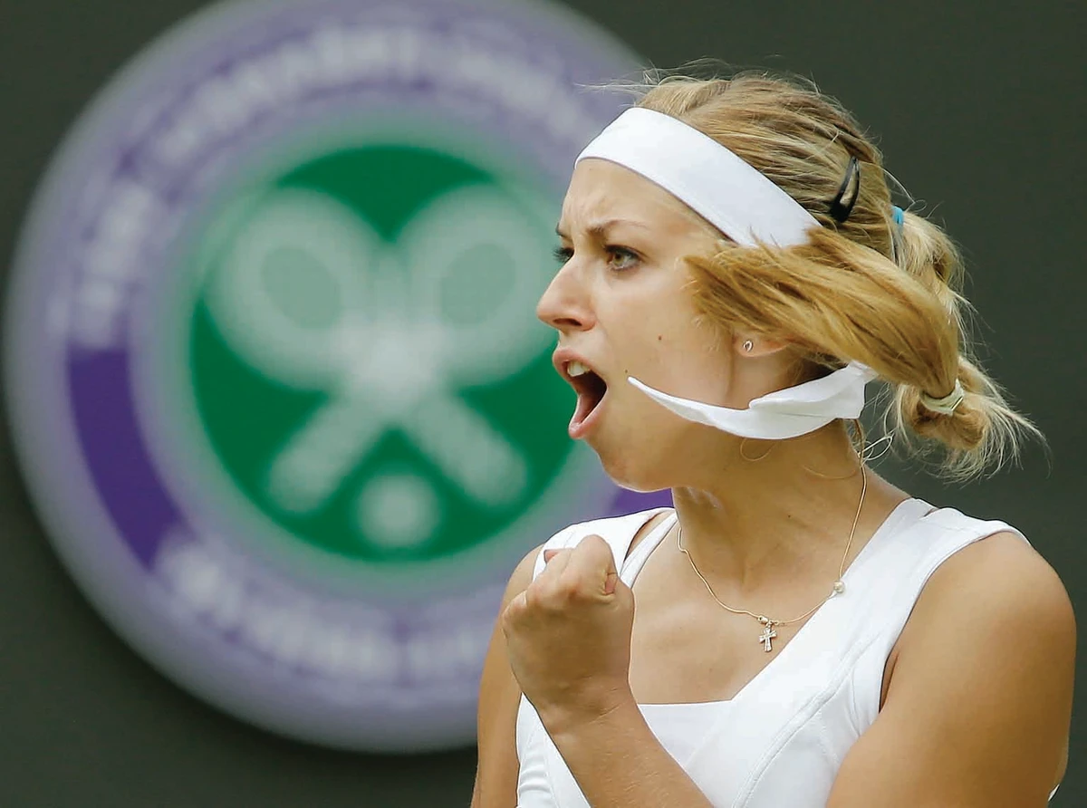 Sharapova gets door; Serena, Federer advance