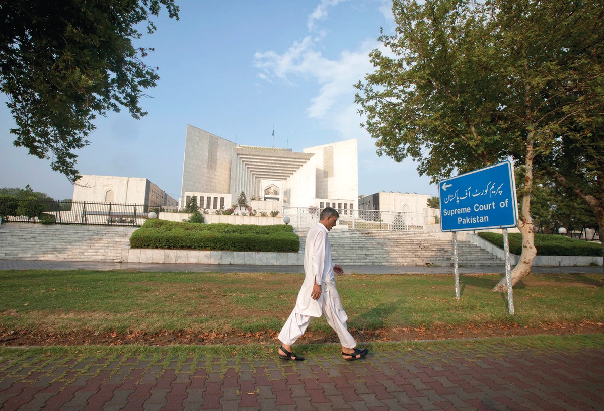 Pakistan SC threatens to remove new PM over Zardari cases