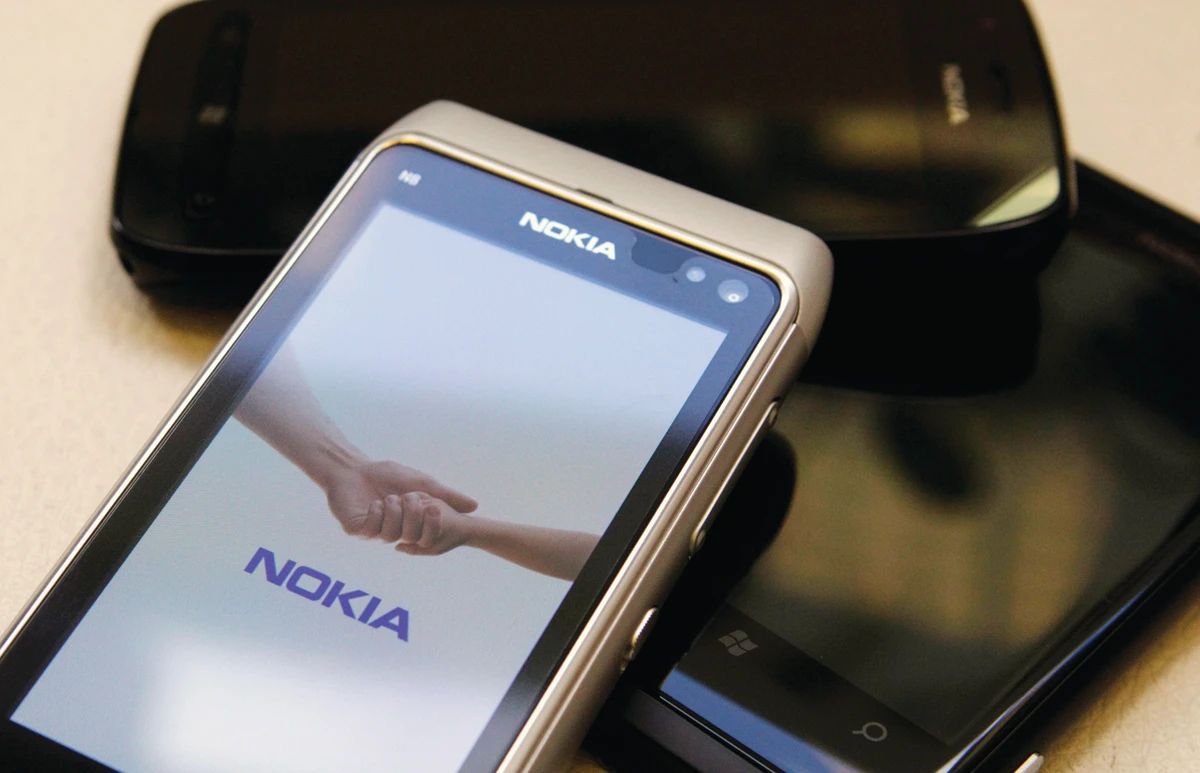 Nokia clings onto cash despite big loss