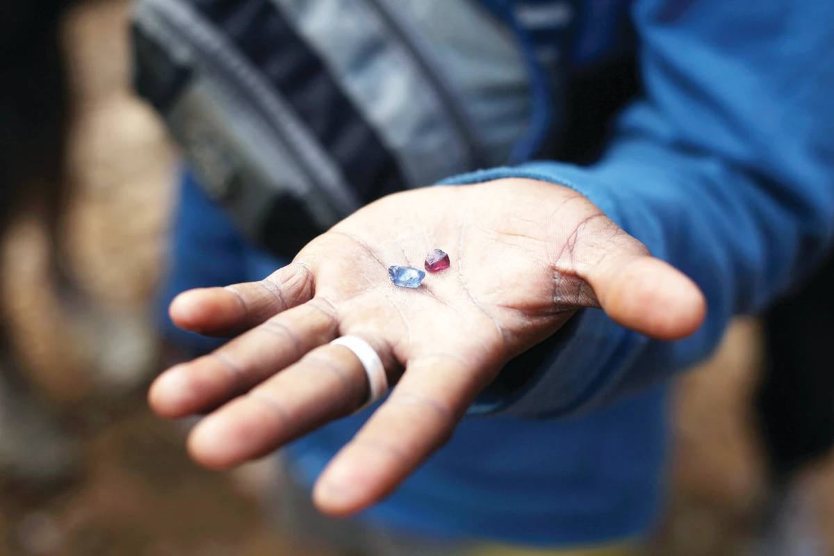 New sapphire discovery turns Madagascar's poor into illegal miners