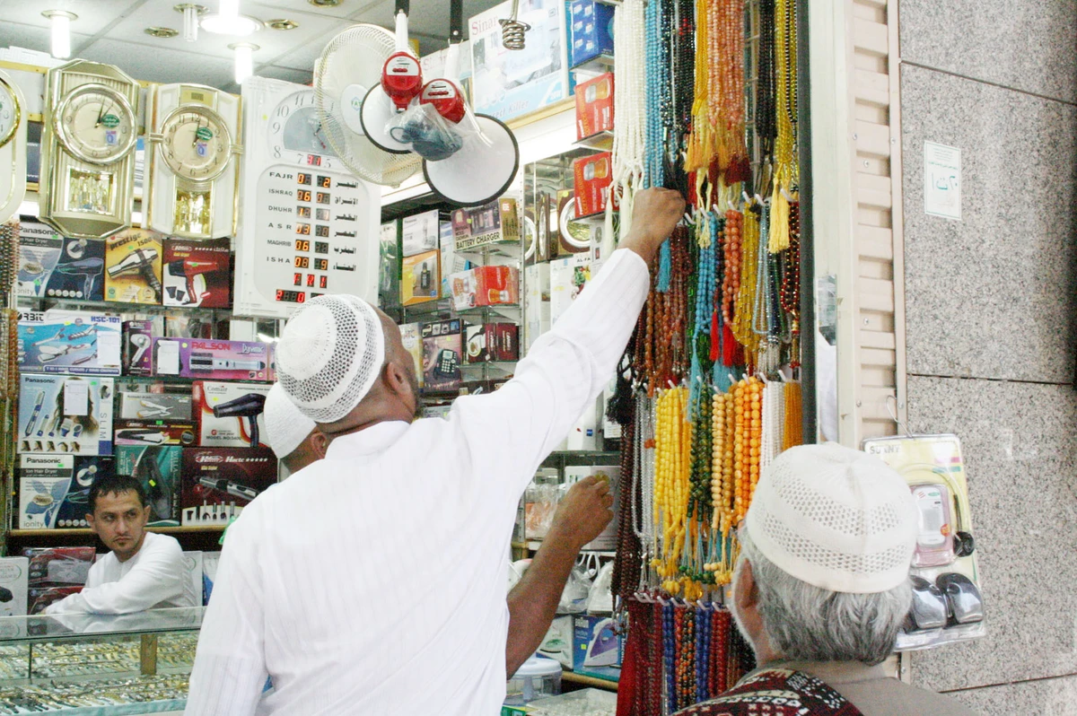 Pilgrims eager to buy Madinah souvenirs