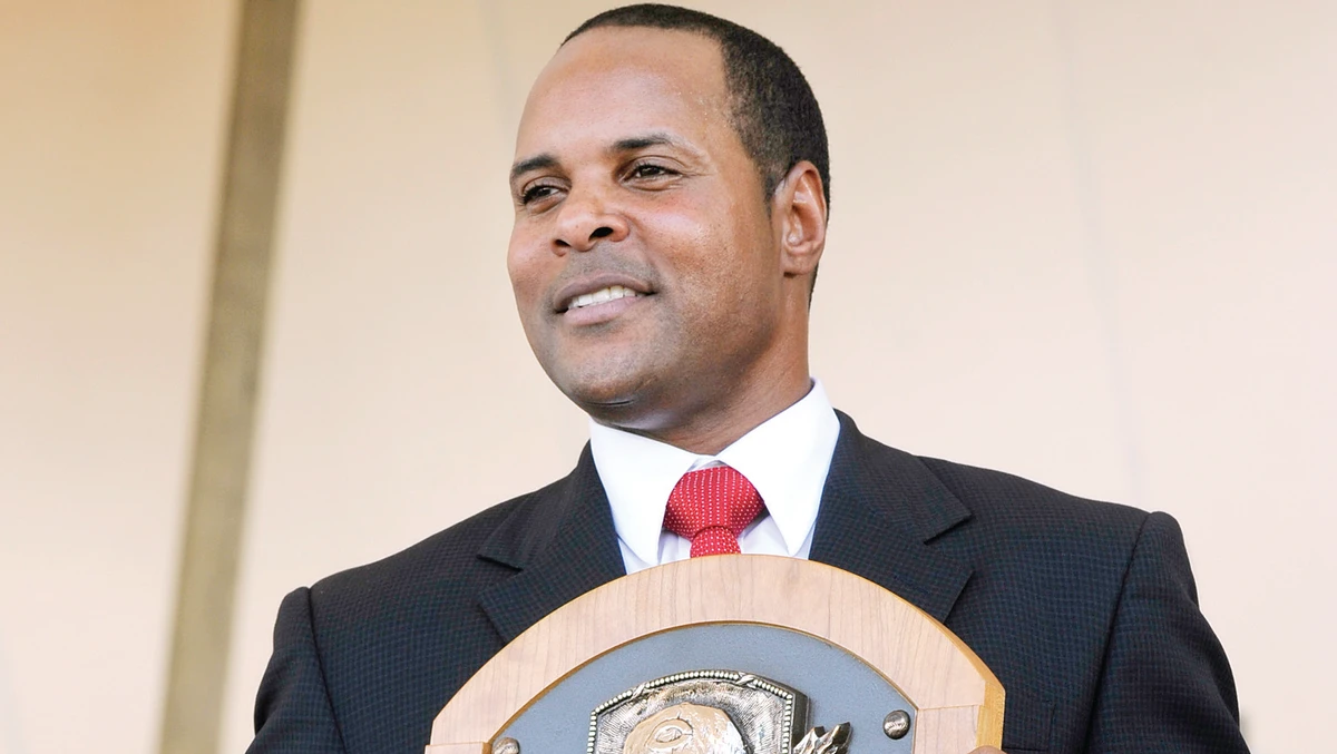 Santo, Larkin inducted into Baseball Hall of Fame