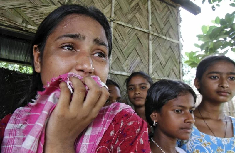Indian prime minister visits survivors of riots