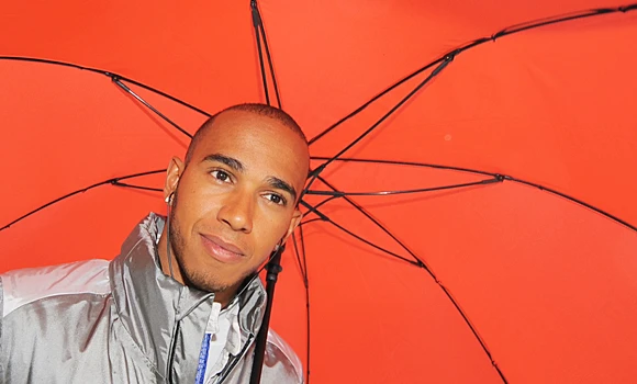 Hamilton fastest at wet Silverstone