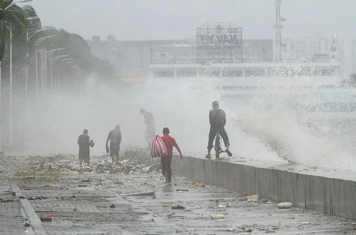 Typhoon leaves at least 7 dead in Philippines