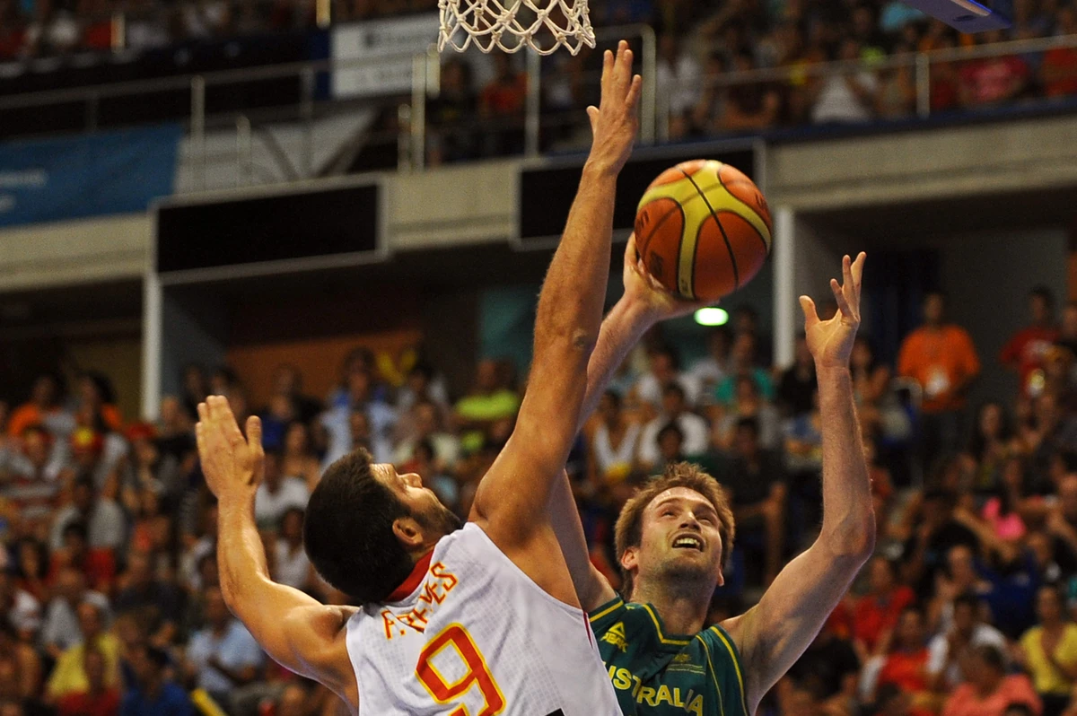 Aussie basketballers: Men fly biz, women economy