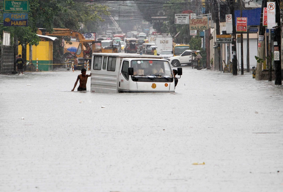 Floods kill 2 in Philippines, halt traffic