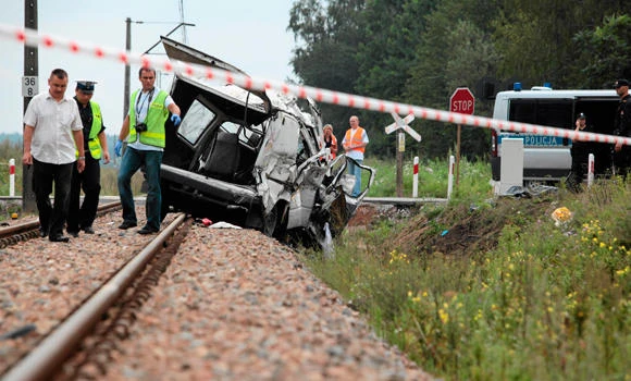 Eight dead after Polish train hits bus