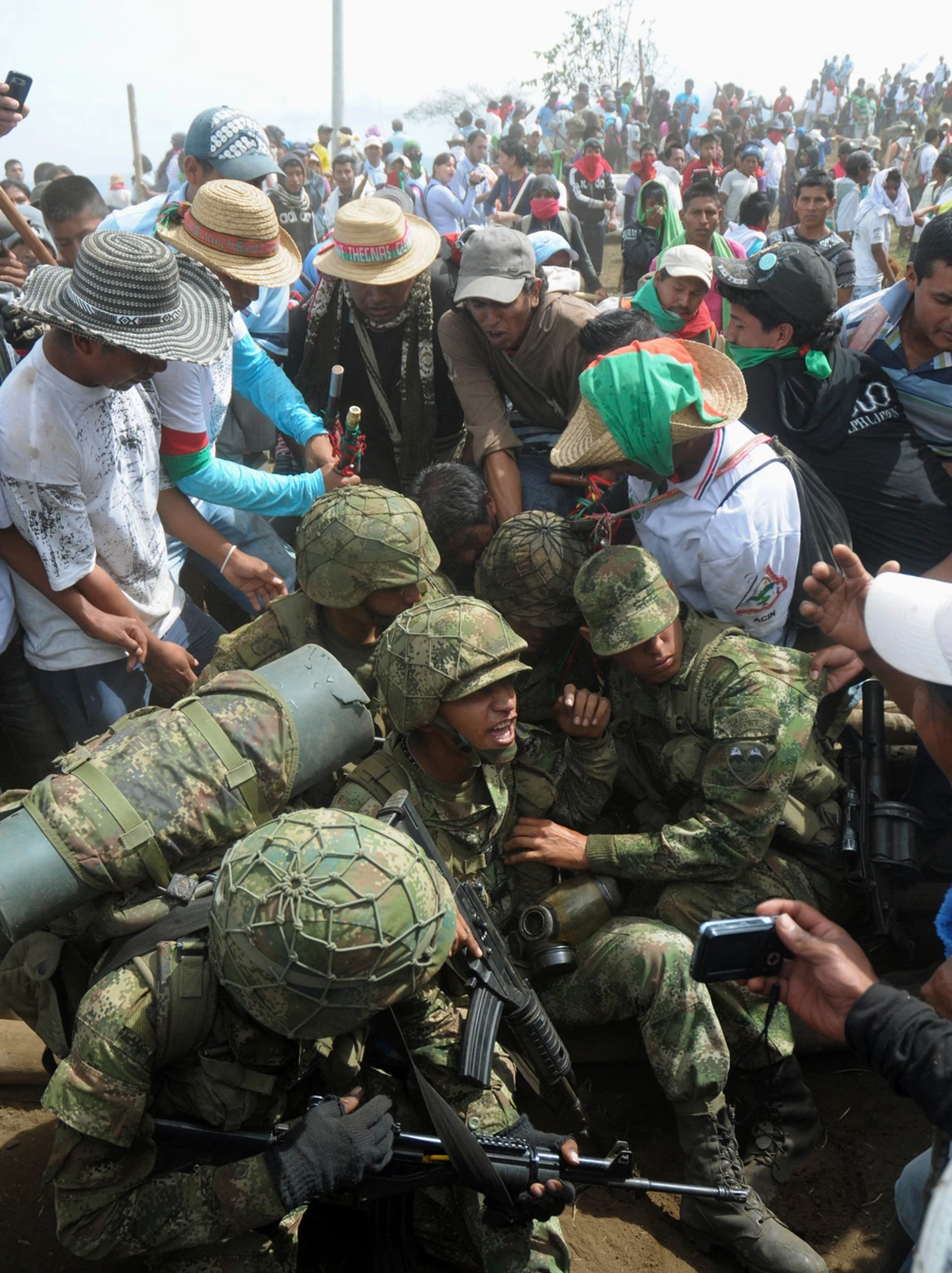 Indigenous Colombians drag soldiers off hilltop