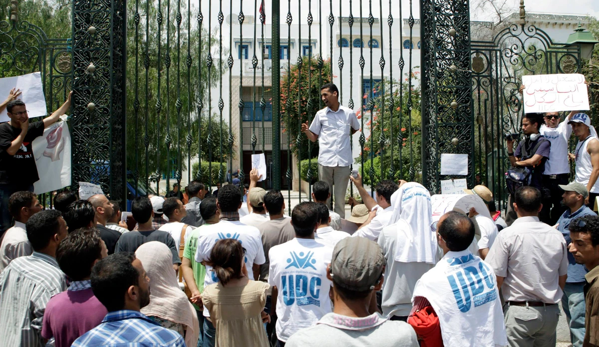 Tunisian govt faces crisis; minister quits