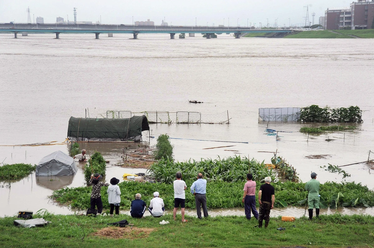 400,000 told to evacuate in Japan deluge