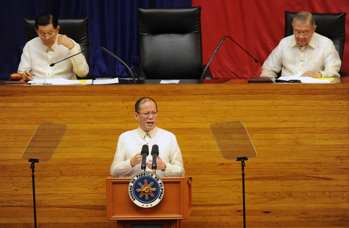 Aquino urges Filipinos to unite on China