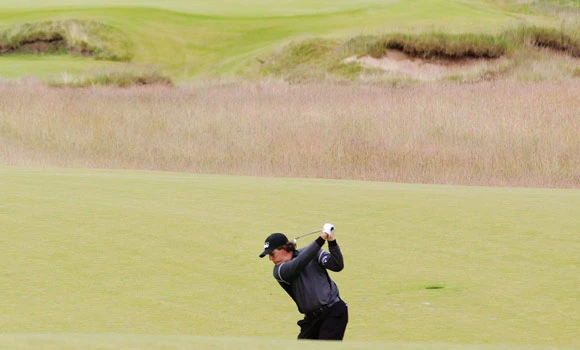 Mickelson finds form at Scottish Open