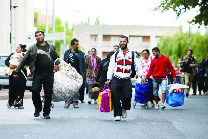 France resumes dismantling Roma camps