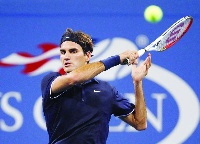 Federer rolls on, Murray struggles at US Open
