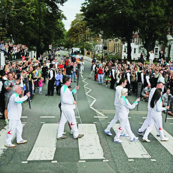 Crowds welcome Paralympic torch to London
