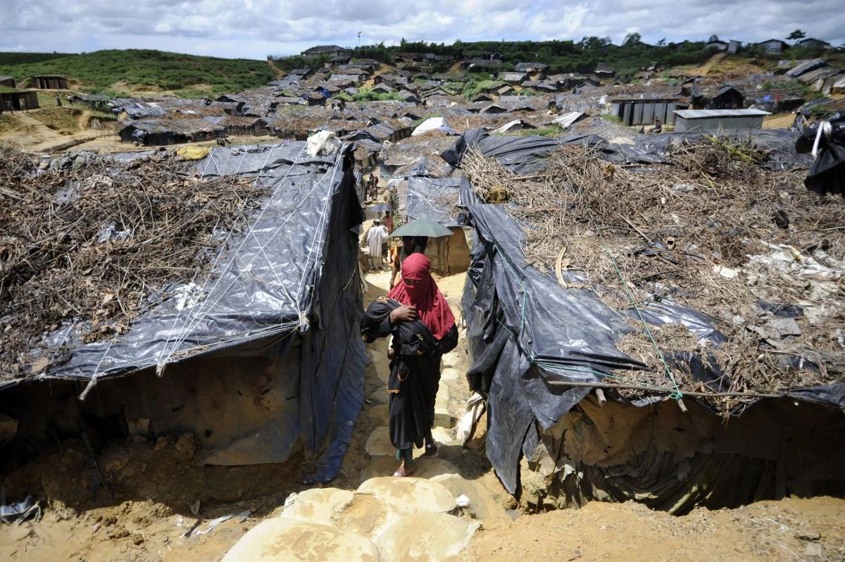 Bangladesh bans foreign charities helping Rohingya