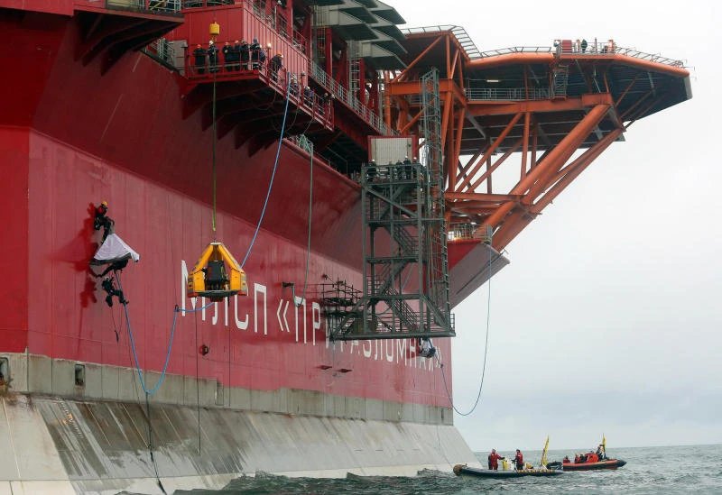 Greenpeace activists storm Russian oil rig