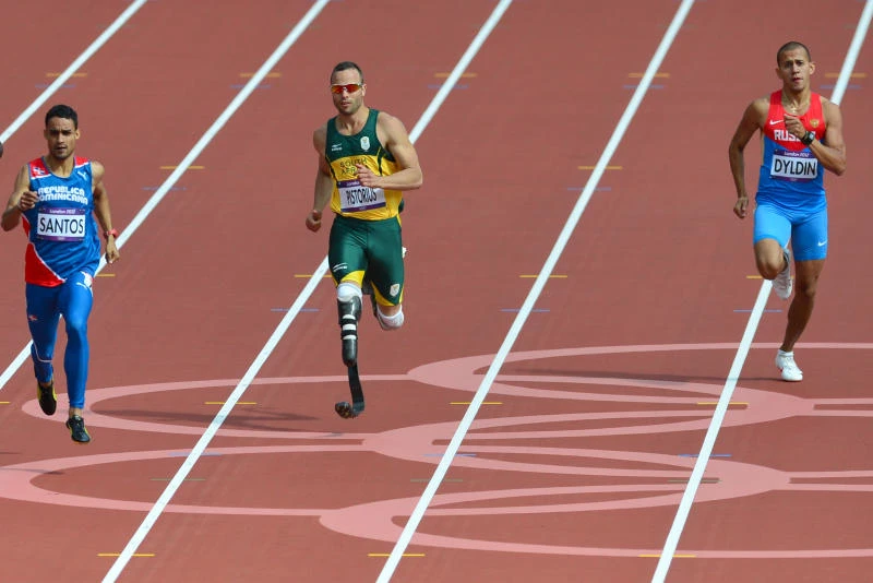 Double amputee Pistorius makes 400m bow