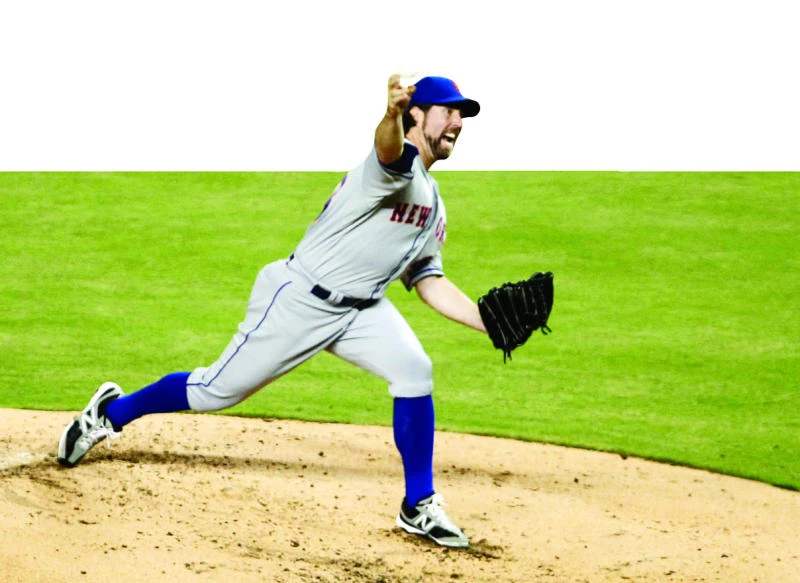 Dickey, Davis excel in Mets 3-0 win over Marlins