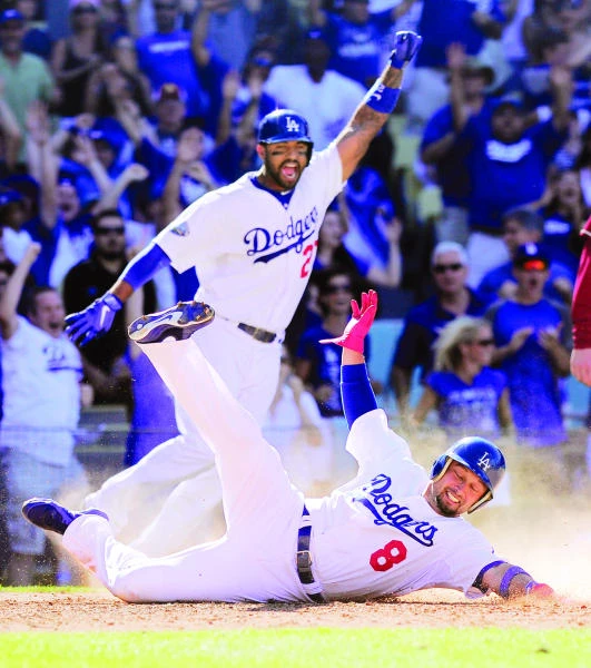 Dodgers beat D' backs 5-4 to gain split