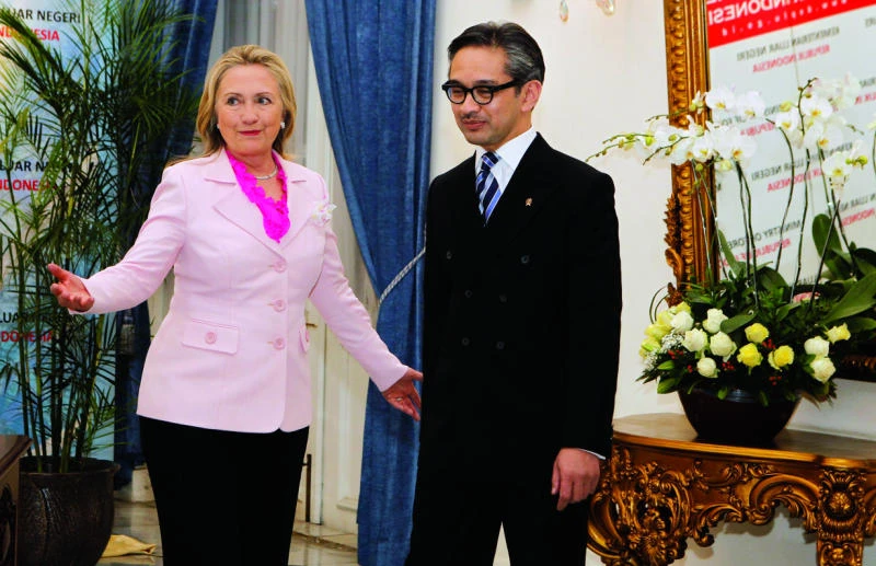 Clinton seeks China sea unity in Indonesia