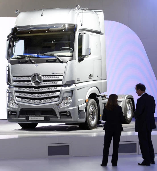 Daimler warns on full-year Mercedes-Benz earnings
