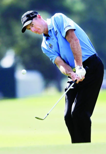 Furyk takes charge with 6-under 64