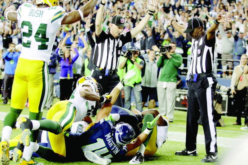 Seahawks edge Packers on controversial touchdown