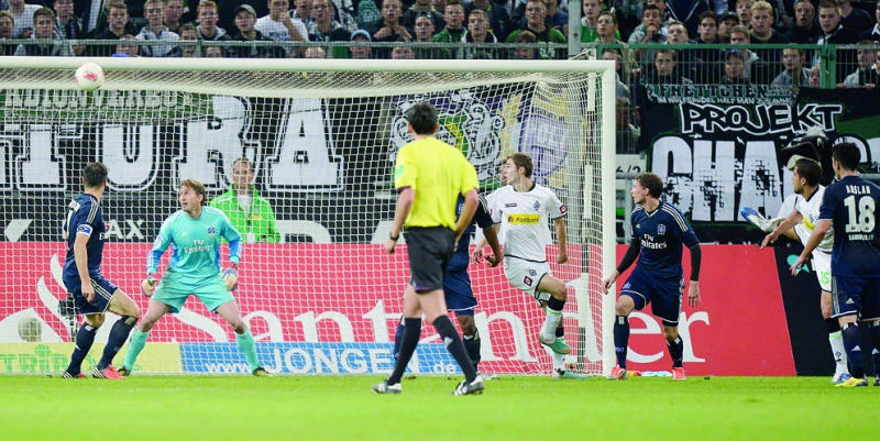 Late goal earns Gladbach draw with Hamburg