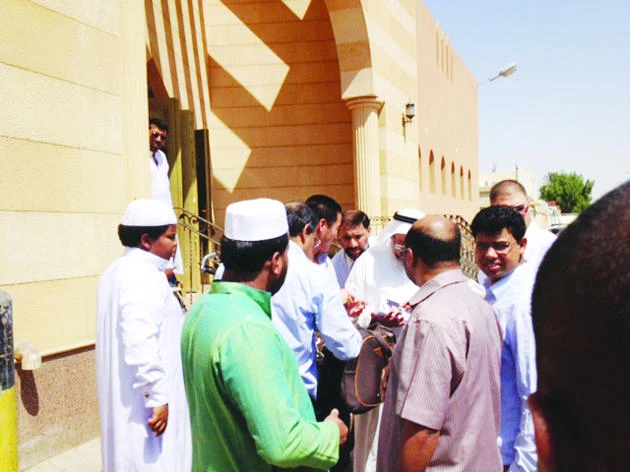 Peddlers sell fake mobile phones openly following Juma prayers