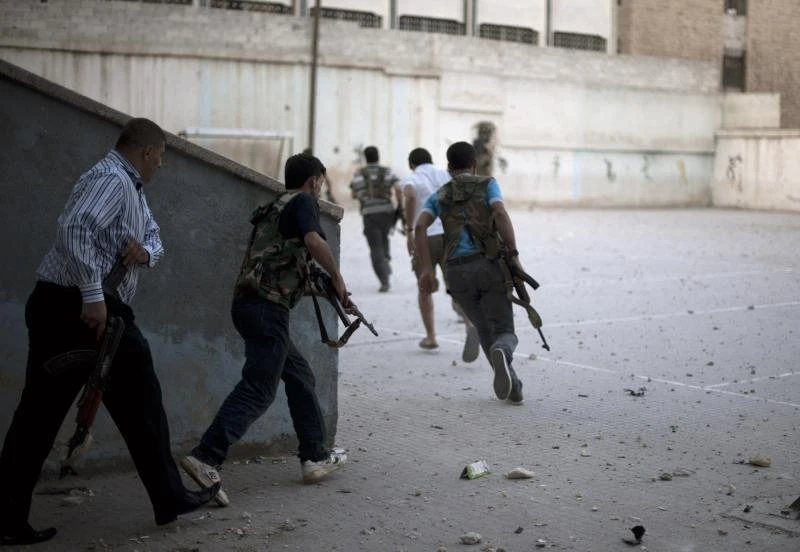 Syria rebels execute soldiers in battleground Aleppo