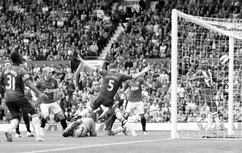 Scholes scores in landmark match; Manchester City held