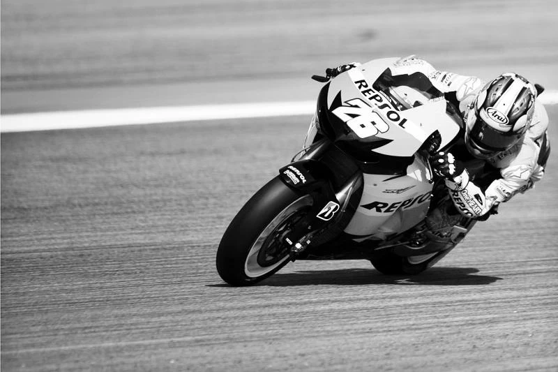 Pedrosa turns heat on Lorenzo with pole