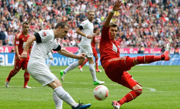 Dortmund up to third spot as Bayern stays top