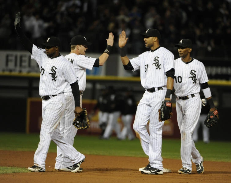 White Sox wins, Tigers lose to tighten AL Central