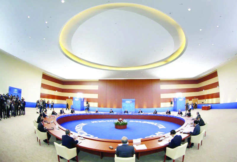Clinton warns APEC leaders over territorial rows