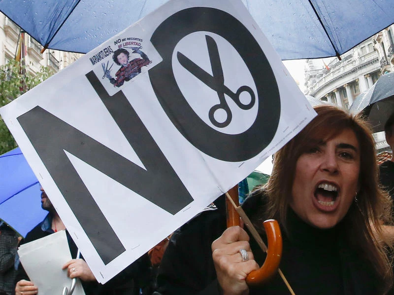 Spain opts for cautious debt sale plan